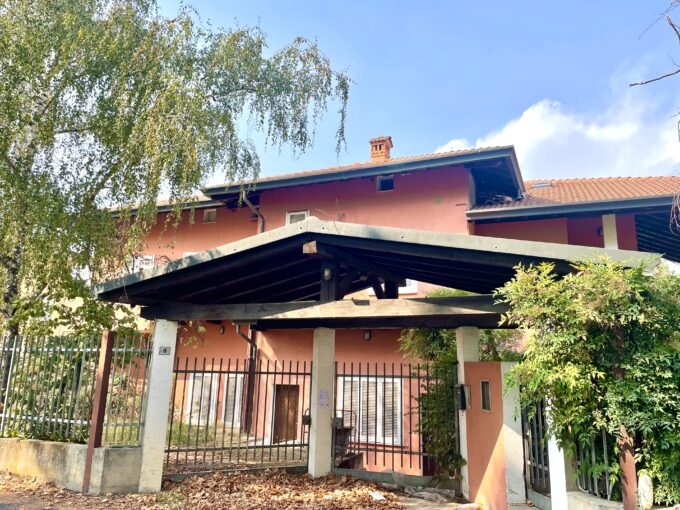 Villa unifamiliare con ampio giardino